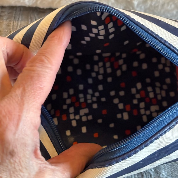 Stella&Dot Navy and White Striped Cosmetic Bag
BEST BUY EVER❤️❤️. - Picture 7 of 10